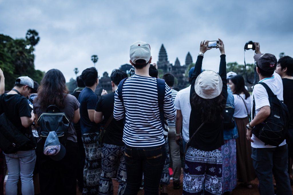 Touristes au lever de soleil sur Angkor tous les jours